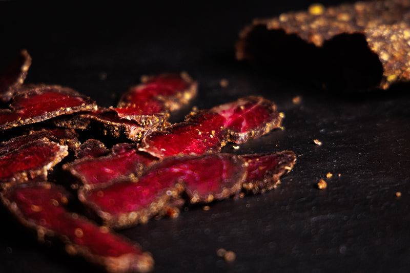 Detail nakrájených plátků šťavnatého hovězího masa Highlands Biltong s uzeným kampotským pepřem
